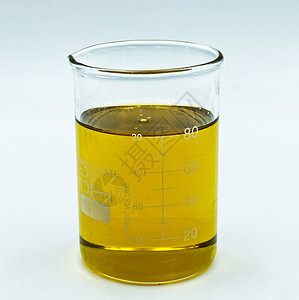 意大利多加的海风橄榄油在一个以白色背景隔图片