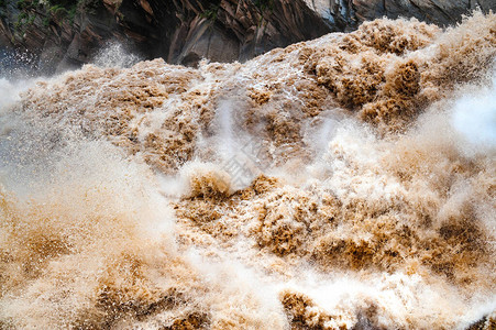 在云南的虎落峡谷暴风中大量的图片