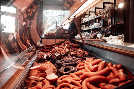 商店橱窗里摆满了各式样的香肠一家商店提供不同的新鲜香肠和熟食香图片
