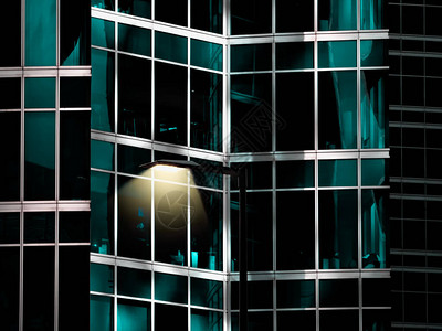 带灯的建筑物的镜子立方体片段图片