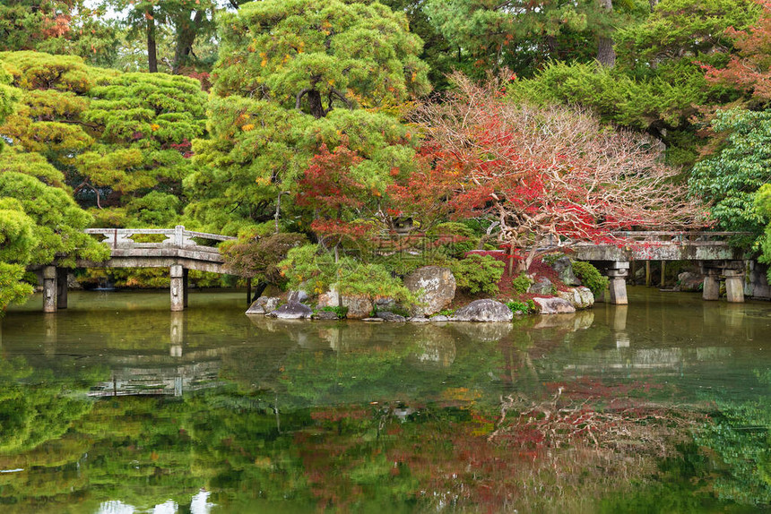 日本京都秋季池塘田园风光图片