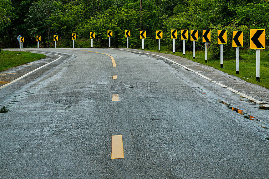 道路是直的曲线是湿的还图片