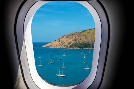 环礁湖和大量游艇的空中飞机窗视角以及白天时间的大型图片