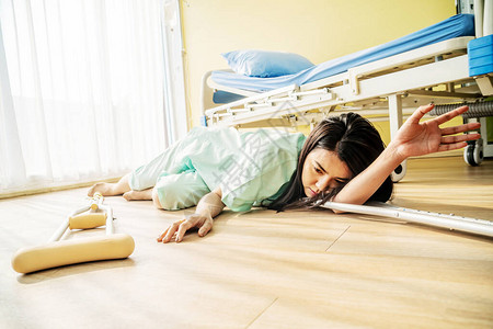女亚裔病人躺在医院的地板上图片