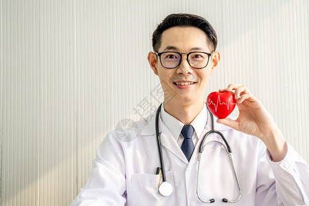医生用听诊器在医院办公室显示红心医疗保健和医生工作图片