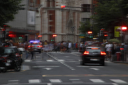 在城市道路上行驶图片