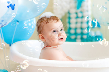 男婴用气球在浴缸里庆祝1岁生日图片