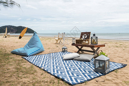 夏天在海滩上野餐很美丽沙滩垫子豆袋椅海岸冲浪板旅行生活方图片