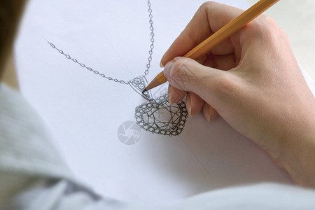 绘图珠宝设计在纸上画肖像首饰设计工作图片