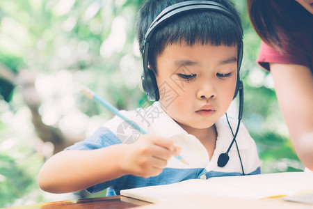 年轻的亚洲母子在家学习和学习笔记本电脑图片