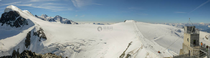 在瑞士阿尔卑斯山Zermatt上空的小型Mammorhor图片