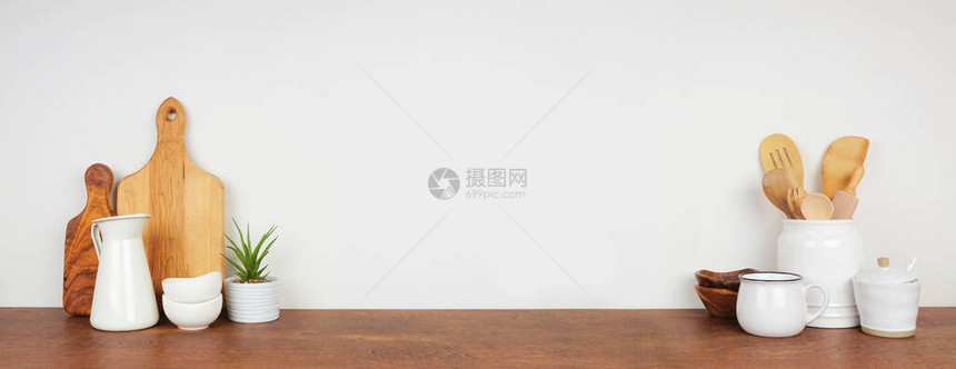木架子或台面上的厨具和用具带有白墙背景和复制空间的横幅图片