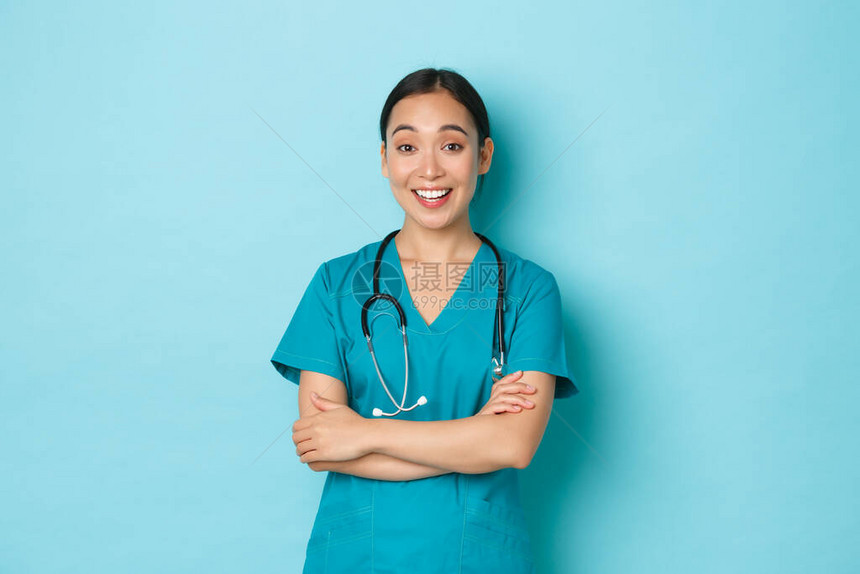 欢快微笑的亚洲女医生内科医生或护士在擦洗交叉双臂和讨论的东西图片