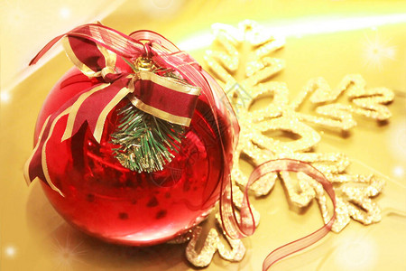 圣诞树上的装饰红球图片