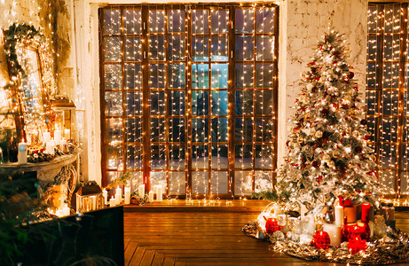 在豪华的旧圣诞房童话故事里图片