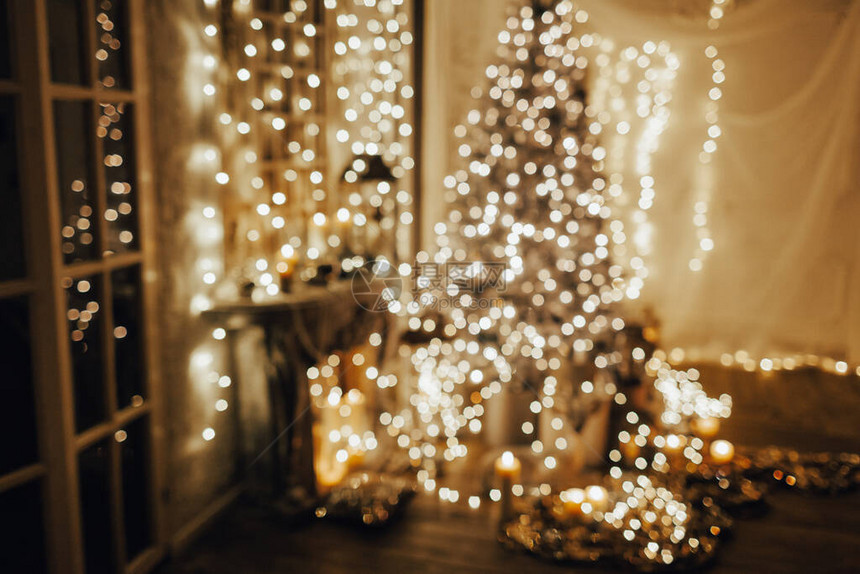 室内设计圣诞树装饰着灯光客厅图片