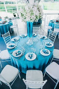 婚礼上装饰精美的蓝白相间的餐厅图片