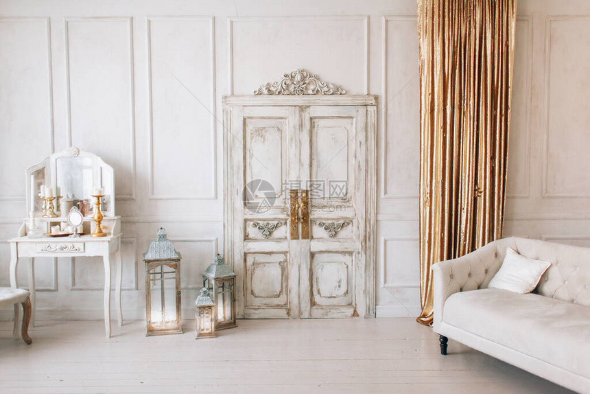 漂亮的白色内饰带木地板和门的经典客房带装饰条的浅色墙带镜子图片