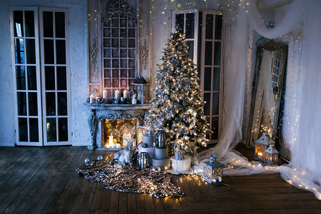 圣诞节房间温暖舒适的夜晚室内设计装饰灯光的圣诞树客厅图片