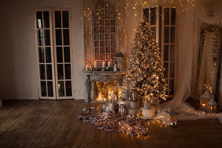 圣诞节房间温暖舒适的夜晚室内设计装饰灯光的圣诞树客厅图片