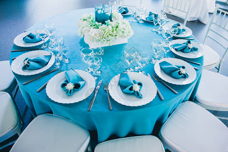 婚礼上装饰精美的蓝白相间的餐厅背景图片