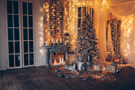 圣诞节房间温暖舒适的夜晚室内设计装饰灯光的圣诞树图片