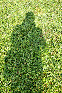 草地上的人影图片