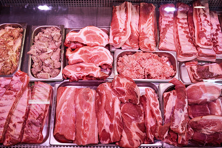 冷的生肉制品柜台新鲜和粉红色的肉包肉类市场冰箱中不图片