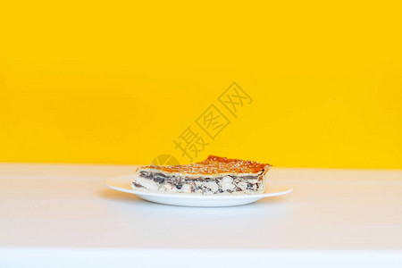 希腊素食派和菠菜Feta奶酪和餐桌上图片