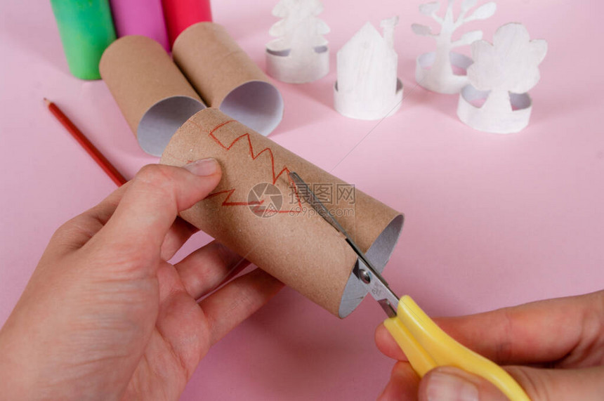 环保玩具手是用纸卷制成的图片