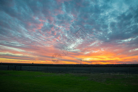 澳洲一个农场的全景日落风景图片