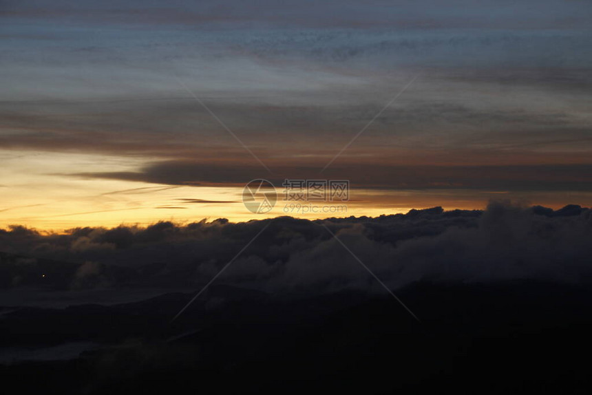 山中的日落图片