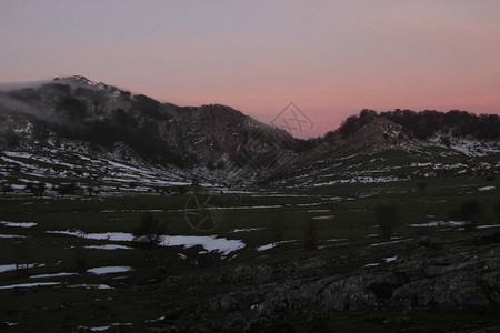 山中的日落图片