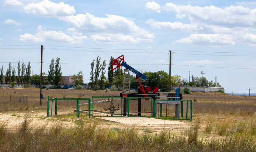 小型泵石油泵石油工业设备露天浮图片
