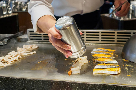 日本厨师烹饪和香料的日本厨师图片