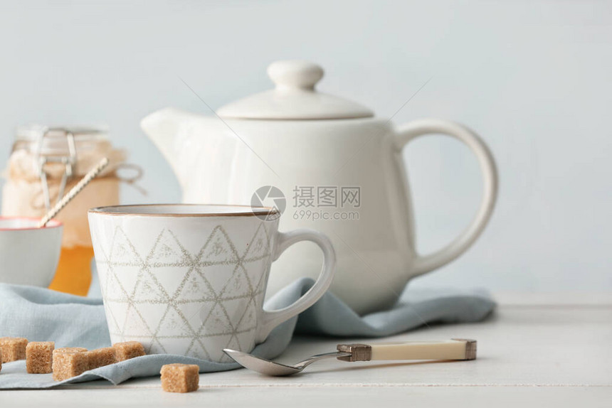 桌上有热茶的组合物图片
