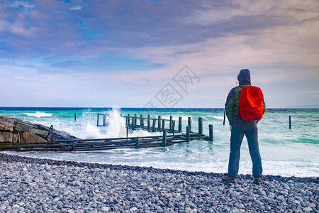 人类观光客观察海浪如何撞入德国鲁根岛威特渔高清图片