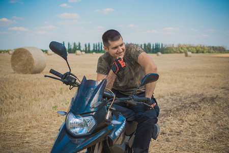 在田野骑摩托车的年轻人现代人的爱图片