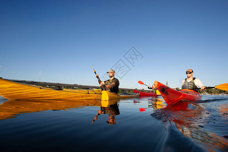 皮划艇人们划着皮划艇划独木舟划桨图片