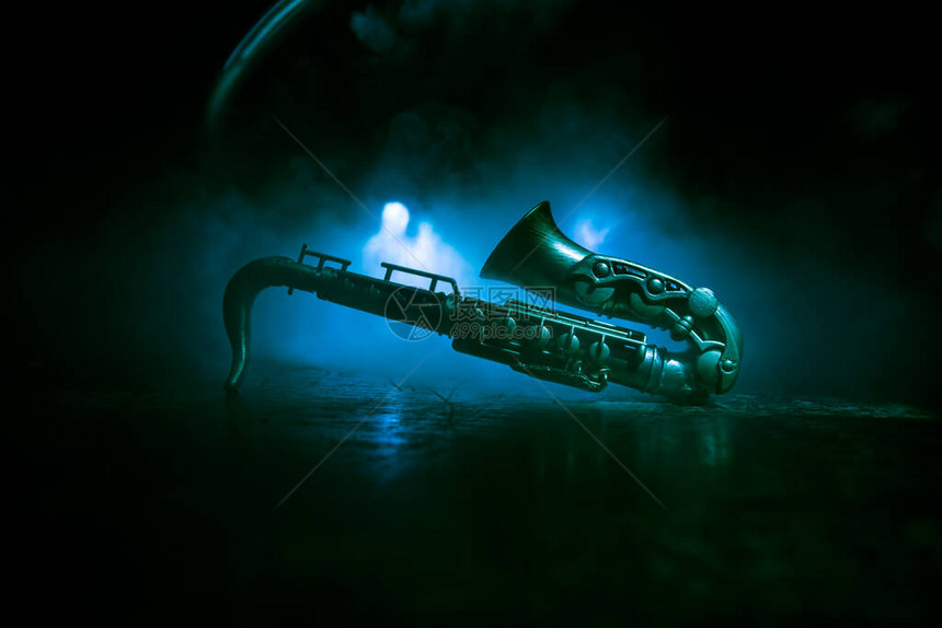 音乐概念萨克斯管爵士乐器中音sax微型与雾背景上的彩色调光低光下的萨克斯管乐器图片