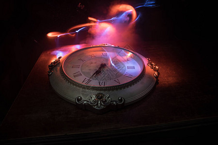 大老式圆钟在木制桌上图片