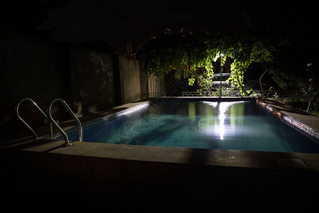 夜泳池假期背景多彩照图片