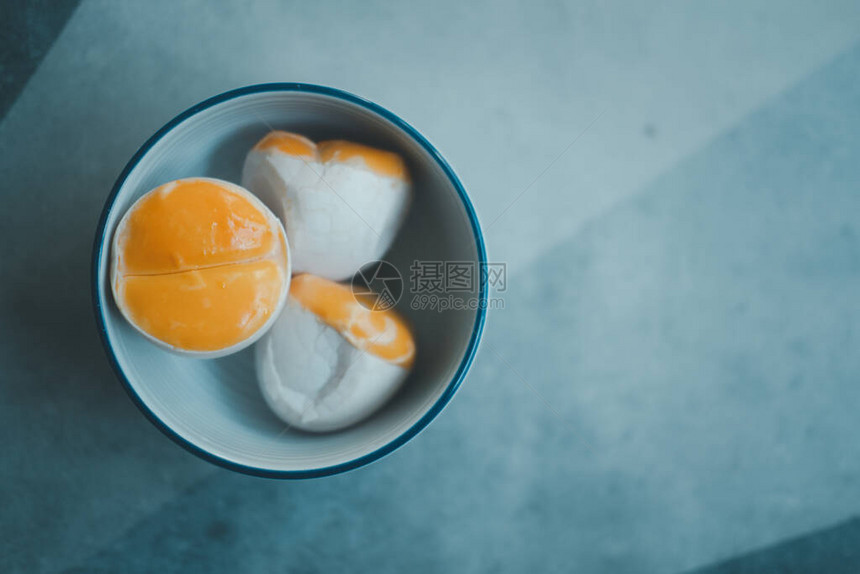蛋壳中保存的双蛋黄泰国称为KaiKrob泰国南部腌制食图片