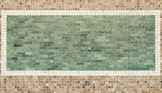 装饰墙上的绿色和棕色马赛克瓷砖的背景和质地装饰墙上马赛克背图片