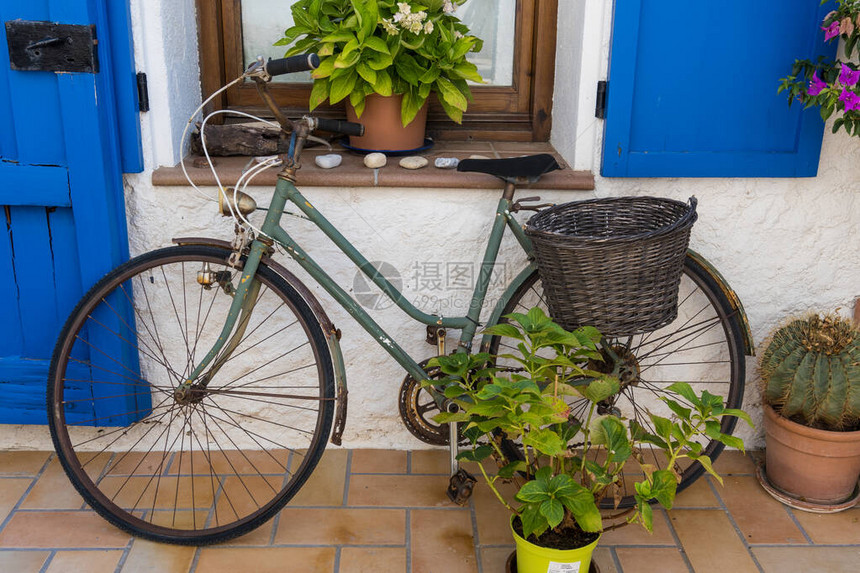巴塞罗那附近一个地中海村庄的门前有自行车房子M图片