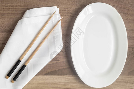 木桌上有一个空的白盘子图片