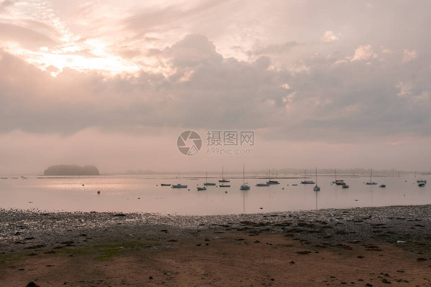 布列塔尼莫尔比汉湾的全景黎明雨图片
