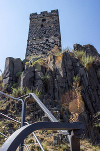 捷克狄祖维斯哈兹姆伯克城堡的Ruines在山峰顶上塞斯克史崔多霍里山脉在白塔背景