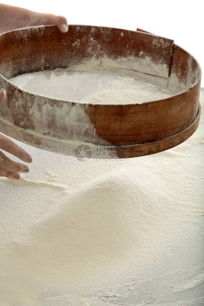 厨师筛面粉做面包图片