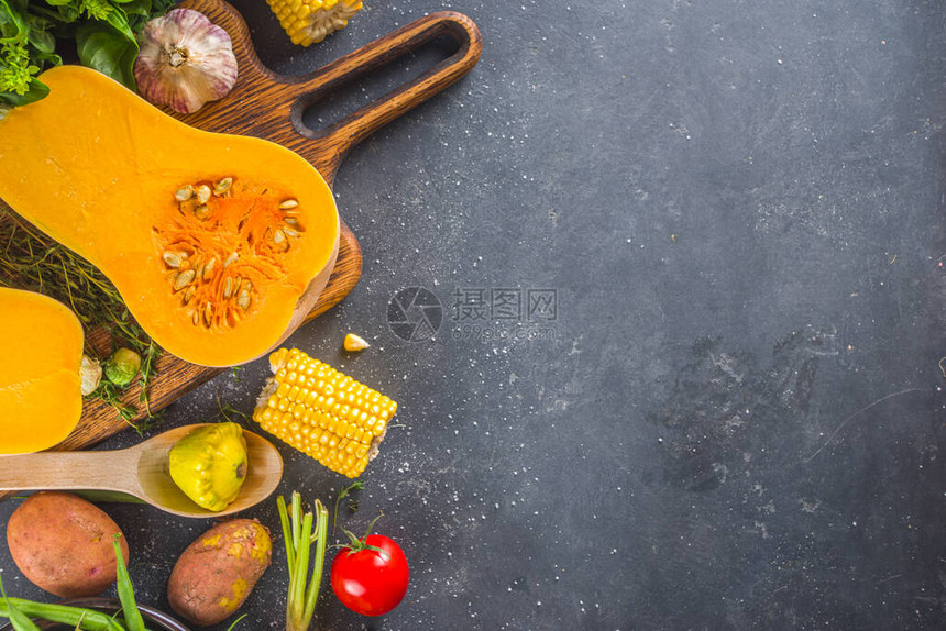 秋季烹饪背景有机秋收蔬菜用于烹饪传统感恩节的生素食配料和深色背景下的秋季图片